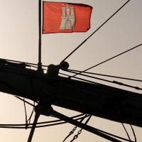 3450_2386 Bugsprit Segelschiff rote Hamburg-Fahne im Gegenlicht | Flaggen und Wappen in der Hansestadt Hamburg